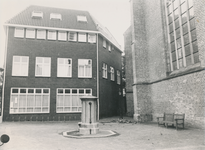 861780 Afbeelding van de niet werkende waterpomp aan de noordzijde van de Jacobikerk in de Waterstraat, in Wijk C te ...